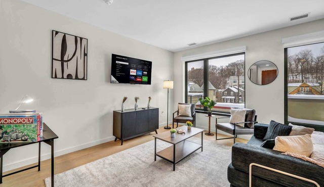Cleveland Clinic w KingBed,Balcony,Gym,Parking,WD