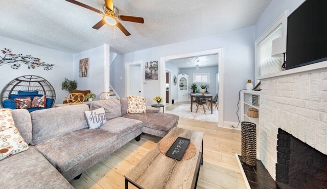 Cleveland Heights Hideaway 3 BR 1Bath w Smart TVs and King Bed