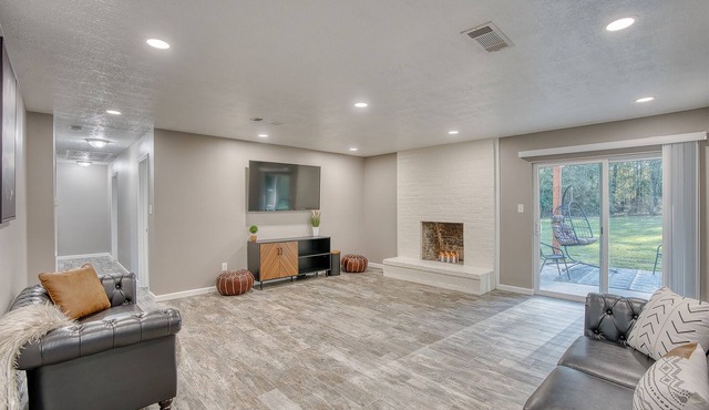 Click Now 20% Off Spindletop House 4 bedroom 3 bath & Gameroom! 🎩🎲💰🏦💸