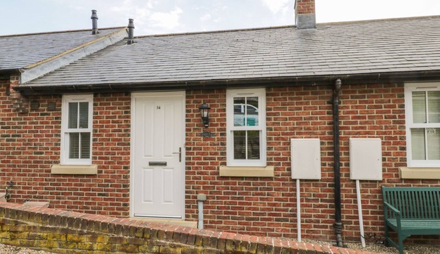 CLICKETY-CLACK COTTAGE, family friendly, with a garden in Whitby