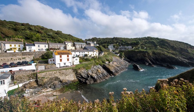 Cliff Garden Holiday Cottage in Portloe With Stunning Garden And Sea Views