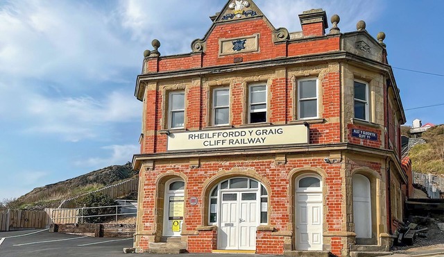 Cliff Railway Apartment