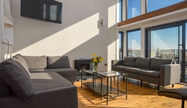 Cliff Top - Bubbling Springs - spectacular sea views. Sleeps 4 guests