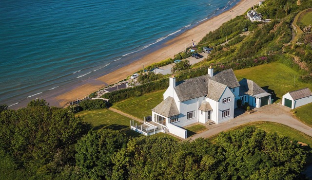 Cliff Top is a refined coastal retreat where luxury meets laid-back living. With panoramic sea views, elegant interiors, and direct access to the beach below, this is the kind of place where time slows and every detail is designed for comfort & ease.