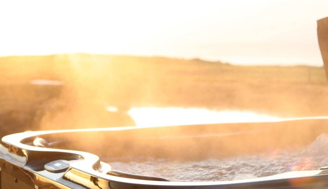 Cliff Top Retreat with Private Hot tub (Cab1)