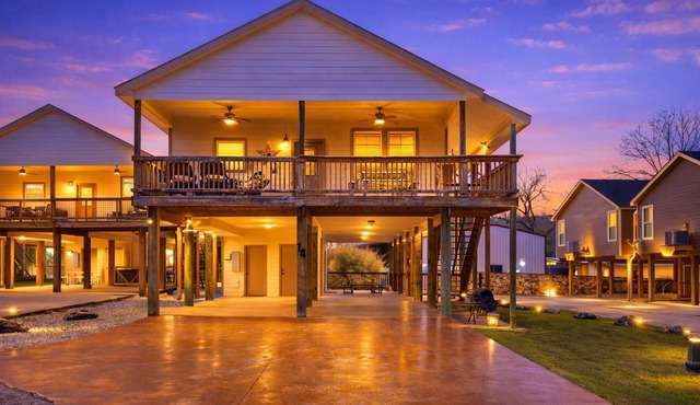 Cliff View #14 Stunning River Access, Retreat on Guadalupe River, Tubing, Family Fun Amenities