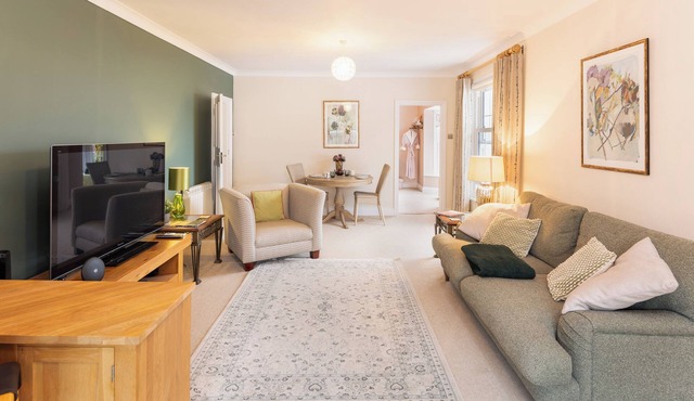 Cliff View Cottage looking out to sea with garden