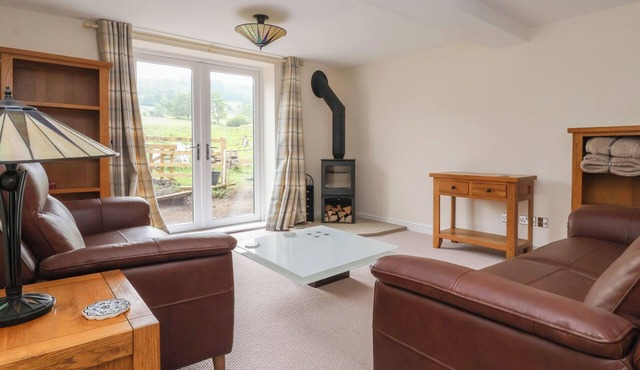 CLIFFE HOUSE COTTAGE, pet friendly, with open fire in Pateley Bridge