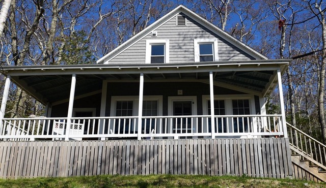 Cliffhanger Cottage- Perched high on a hill overlooking the open ocean
