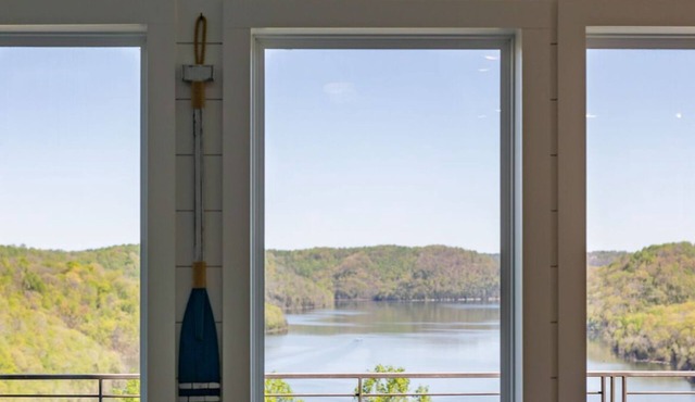 Cliffhanger Retreat , Best View on Center Hill Lake ,covered hot tub , fireplace