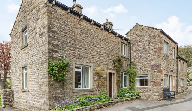 CLIFFORD HOUSE FARM, pet friendly, with open fire in Buckden