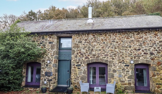 CLIFFORD LODGE BARN, pet friendly, with open fire in Moretonhampstead