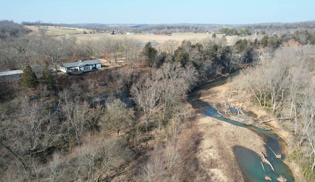 Cliffs Edge Guest House- 2 bedroom cabin with War Eagle Creek Views and cave