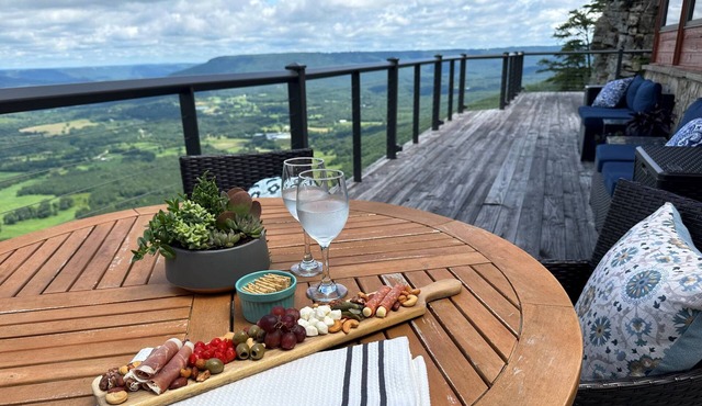 Cliffside 1BR Cabin | Unique | Luxury | Romantic | Modern | Hot Tub & Stunning Views | Lookout Mtn