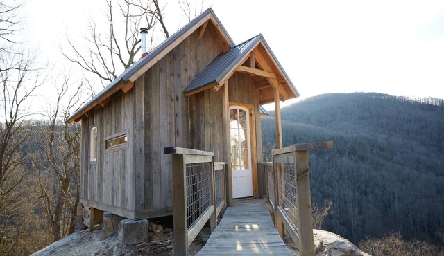 CLIFFSIDE CABIN - Breathtaking Cliffside Gem Off Grid-Cabin Adventure!