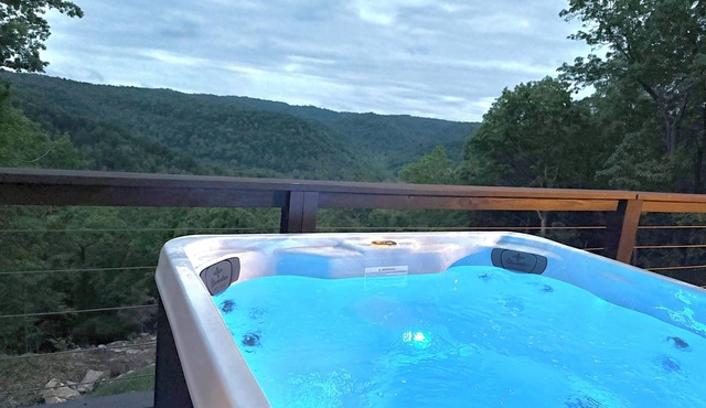 Cliffside cabin in RRG with hot tub, sleeps 12!