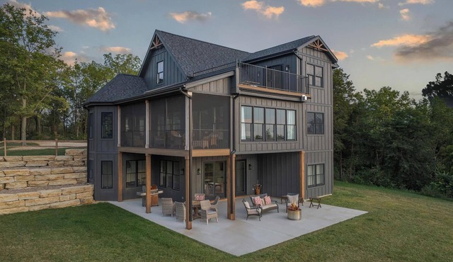 Cliffside Cottage, Private Pond, 50 acres w/Breathtaking views near Galena, IL