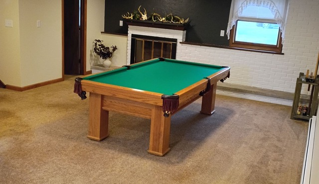 Cliffside Cottage-Ski,Play,Stay. Cozy Home w/Pool Table by Snow Trails