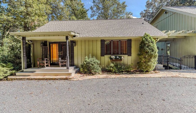 Cliffside Cottage – King Studio, Creek + Fire Pit