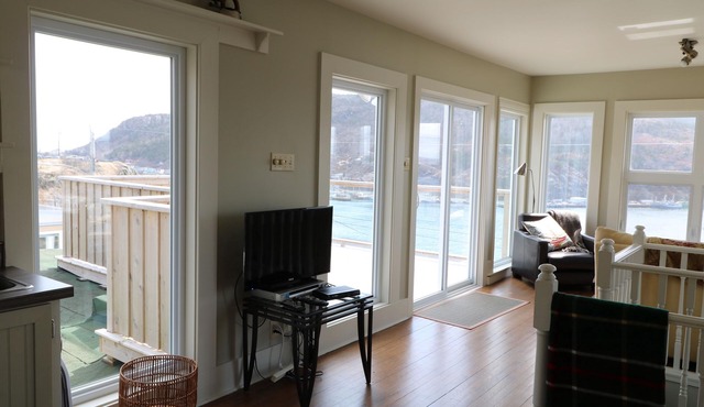 Cliffside Cottage With Ocean, Harbour, City And Cliffside Views