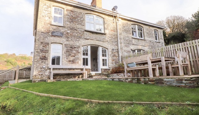 CLIFFSIDE, family friendly, with open fire in Trebarwith Strand