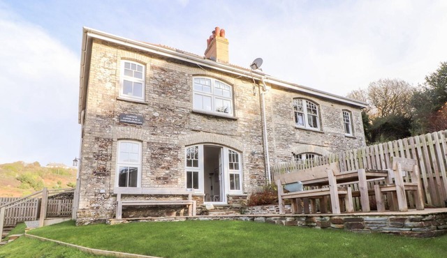 CLIFFSIDE, family friendly, character holiday cottage in Tintagel