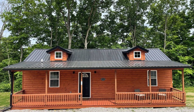 Cliffside Hideaway-New custom cabin, 3 boat ramps, walk to 5 restaurants/bars