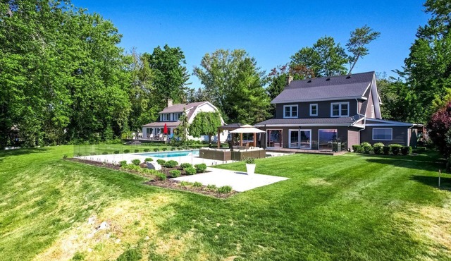 Cliffside Lakeview Villa with Saltwater Pool, Hot Tub & Epic Sunsets in Ontario, Canada