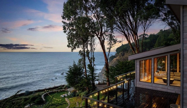Cliffside Luxury Retreat: Panoramic Views + Outdoor Copper Tub + Sauna