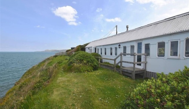 CLIFFTOP CARRIAGE, romantic, character holiday cottage in Aberporth