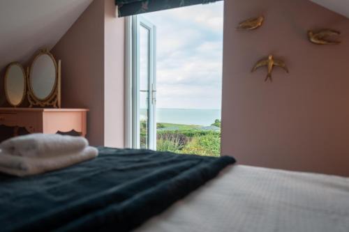 Clifftop Coastal Retreat - Stylish 4-Bed Sea-View Home - Long-Stay Friendly with Great Rates -Families, Pet friendly and Contractors Welcome