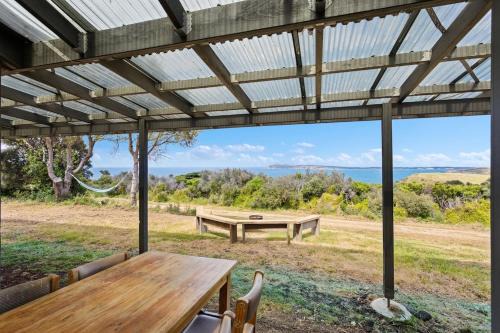 'Clifftop Cocoon' Swing into Scenic Sea Views