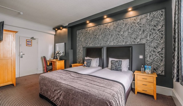 Clifftop Stay with Stunning Views | Near Beach & Fun Parks