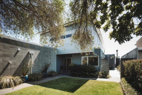 Clifftops - oceanfront retreat in Oakura Beach