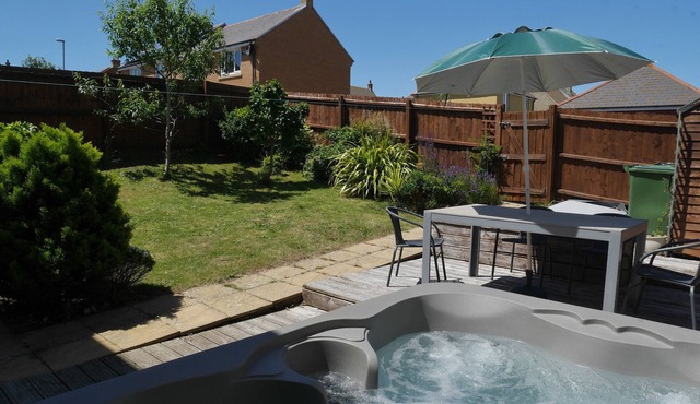 CLIFFWALK COTTAGE, pet friendly, with hot tub in Portland Bill