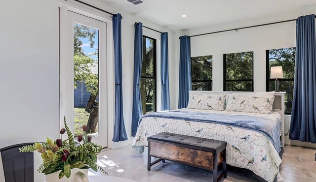 Clifton Cottage- Cute cottage with a modern flare! Pier! Kayak ramps! Private