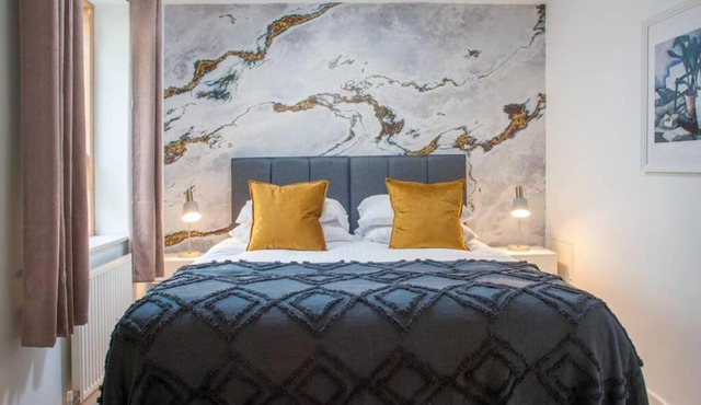 Clifton Jewel - 4 bed townhouse with parking. MyCityHaven