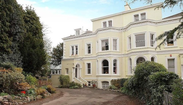 Clifton Spacious 3 Bed Apt&Parking-Simply Check In