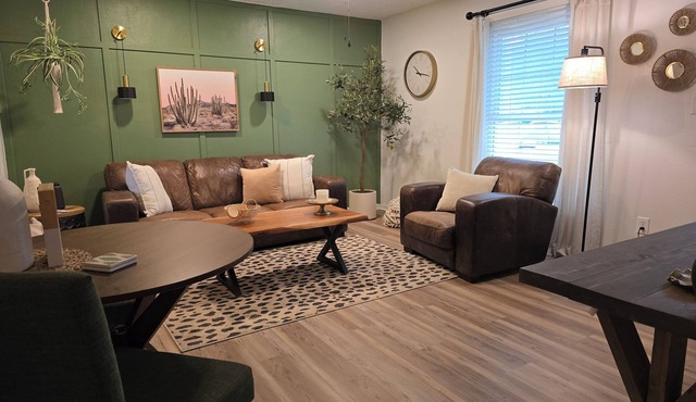 Clifty Falls Family Getaway-Sleeps 8-3 Miles to Historic Downtown & River Front