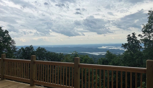 Clinch Mountain Hideaway: Top of the World View