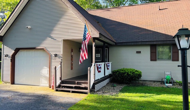 Clink’s Cabin- cozy home situated in beautiful picturesque Indian River Michigan
