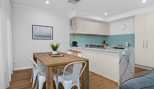 Clio on the Corner - Kialla