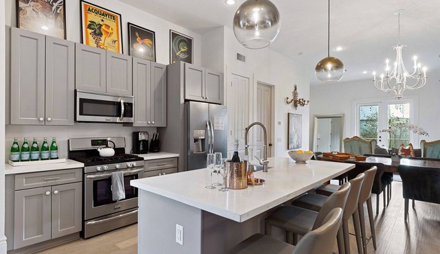 Clio Street Masterpiece- 3BR Ideal location-Professionally designed