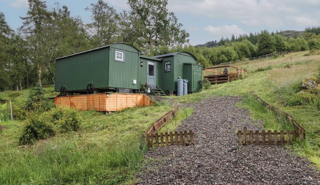 CLIONADH SHEPHERDS HUT, pet friendly, with open fire in Strathyre