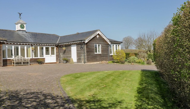 CLOCK TOWER COTTAGE, pet friendly, with a garden in Great Bedwyn