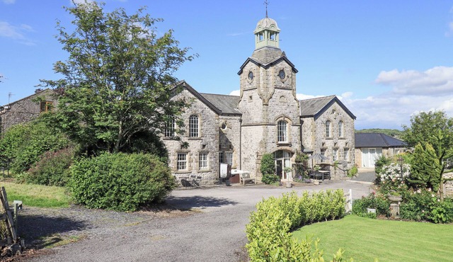 CLOCK TOWER, family friendly, character holiday cottage in Cartmel