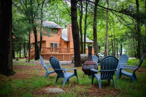 Clocked Out Cabin with Lake Access, Fire Pit, Games