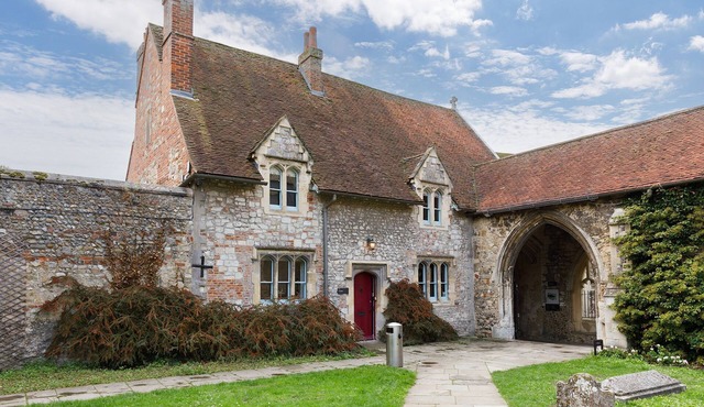 Cloisters Cottage - a cottage that sleeps 6 guests in 3 bedrooms