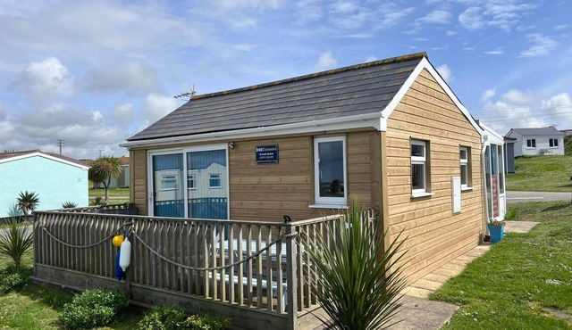 Clonmore 5 min walk to Hayle Beach. 2 bedroom chalet, conservatory and veranda