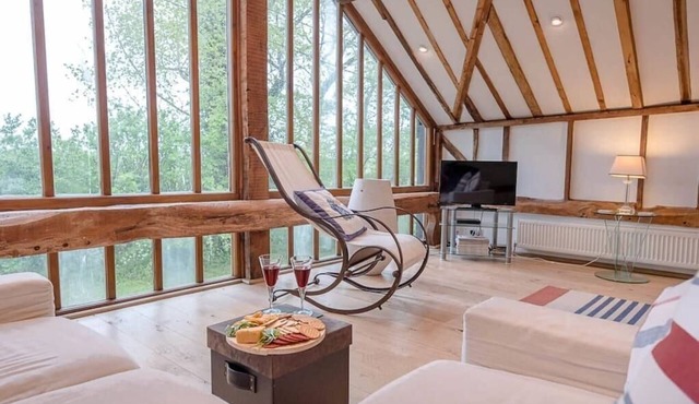 Clopton Hayloft - spacious apartment with Tennis C